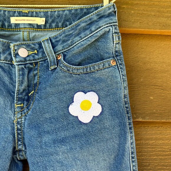 Levi's Noughtie's Bootcut Flower Hear Patches Blue Mid Rise Jeans Size 25 - Picture 4 of 11